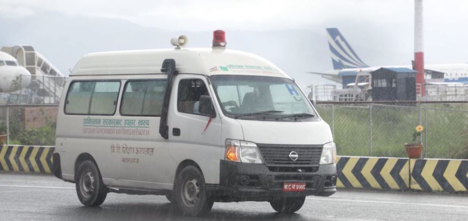 गाेविन्द केसीलाई काठमाडाैं ल्याइयाे, विमानस्थलबाट साेझै ट्रमा सेन्टर लगियाे